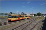 Der Travys OC Be 4/8 N° 3 (94800 450 003-9 D-TVYS) verlässt Chavornay in Richtung Orbe. 

5. Juli 2025