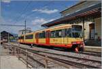 Der Travys OC Be 4/8 N° 3 (94800 450 003-9 D-TVYS) wartet in Orbe auf die Rückfahrt als R11 26845. Lange werden die als  Übergangslösung  aus Karlsruhe angeschafften Triebwagen nicht mehr zwischen Orbe und Chavornay fahren. Schon jetzt sind werden etliche Kurse durch Busse geführt und ende Fahrplanperiode 2025 endet der Gleichstrombetriebe der OC. Dann wird die Strecke auf Gleichstrom umgestellt und umgebaut, damit von Lausanne her die Züge bis Orbe fahren können, indem sie in Chavornay geflügelt werden. Durch diese Umbau Arbeiten bleibt die Strecke für ein Jahr ohne Schienen Personenverkehr.

5. Juli 2025