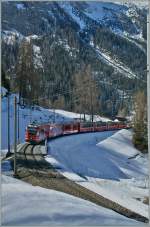 Ein Allegra schl�ngelt sich mit dem Berinaexpress durch die Kehrschleifen oberhalb von Berg�n.