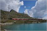 Kurz vor Bernina Ospizio ist am Laco Bianco ein Bernina-Bahn Regionalzug unterwegs.
