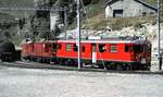 RhB ABe 4/4 II Nr.56 und Gem 4/4 Nr.801 mit vorgehängter neuer Be 4/4 III, die wegen einer defekten Bremse (von 4) abgeschleppt werden muß in Alpgrüm im August 1990.