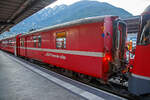 Der RhB DS 4221 Gepäck- und Heizwagen, ex Gepäckwagen RhB D 4221, am 07.09.2021 im Zugverbund des RE 1721nach Disentis/Mustér im Bahnhof Chur.

Die RhB stellte 1980 im Anschluss an die Lieferung der Einheitswagen EW II mit den 8 Stück der Serie D 4219-4226 ihre jüngste Serie Gepäckwagen in Dienst, die von SWS/SWP gebaut wurden. Sie prägen heute noch gemeinsam mit den EW I und II das Bild der Züge auf der Albulabahn bzw. das zahlreicher Stammnetz-Züge.

Auf der Albula-Strecke der RhB verkehren zum Teil lange Personenzüge mit klimatisierten Wagen. Der Energiebedarf Sommer wie Winter kann durch die Zugsammelschiene mit 300 V nicht immer ausreichend abgedeckt werden. Als Zwischenlösung, bis zum Vorhandensein einer 1000-V-Zugsammelschiene in den Zügen, wurden 7 Gepäckwagen der Serie D 4219 – 4226 (Inbetriebnahme: 1980) zu sogenannten „Heizwagen“ umgebaut, der Begriff sollte eher Energiewagen lauten. Die Wagen werden nun in Zugsmitte eingereiht und gestatten die Trennung der Energieversorgung des Zuges: die vorderen Wagen durch die Lokomotive, die folgenden durch den Heizwagen. Die Wagen erhielten einen Pantografen und Hauptschalter, dazu musste das Dach angepasst werden. Zusätzlich wurde ein Transformator unter dem Wagenkasten eingebaut. Im Innenraum wurde ein Schaltschrank installiert. Diese Gepäck- und Heizwagen wurden ab dem Winter 2010/11 in die Kompositionen eingereiht und stellten sicher, dass alle Kunden das Ziel witterungsunabhängig in warmen Reisezugwagen erreichten.

TEHNISCHE DATEN:
Hersteller: SWS/SWP
Baujahr/Umbaujahr: 1980 / 2010
Spurweite: 1.000 mm
Anzahl der Achsen: 4
Länge über Puffer: 13.740 mm
Drehgestellbauart: SWP 74
Sitzplätze: keine
Eigengewicht: 18,0 t
Ladefläche:  
Ladegewicht: 4,0 t
zulässige Geschwindigkeit: 90 km/h
Lauffähig: StN (Stammnetz) / MGB (Matterhorn Gotthard Bahn)