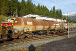 Vierachsige Schmalspur Drehgestell-Kesselwagen RhB Za 8112 f�r Heiz�l/Diesel, abgestellt am 13.09.2017 in Pontresina.
