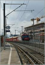 Die R�tische Bahn f�hrt nicht nur durch Tunnels und �ber waghalsige Br�cken , sondern auch durch H�userschluchten...