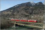RhB Vorortszug auf der Rheinbr�cke bei Reichenau Tamins.