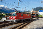 Die RhB Ge 4/4 II 632 „Zizers“ am 07 September 2021 beim Umsetzen im Bahnhof Disentis/Mustér. Zuvor hatte sie unseren Zug den RE 1721 von Chur nach hier gezogen. In Disentis/Mustér endet das Netz der Rhätischen Bahn (RhB), so setzt sich die Lok nun, für die Rückfahrt, ans andere Ende des Zuges.

Hier in Disentis/Mustér endet das Netz der RhB, aber hier beginnt, mit direktem Anschluss, das Netz der Matterhorn-Gotthard-Bahn (MGB) bzw. bis zur Fusion (zum 01. Jan. 2003) der eigenständigen Furka-Oberalp-Bahn (FO). 

Bei den durchgängigen geneinsamen Zügen dem berühmten Glacier-Express, findet in Disentis/Mustér ein Lokwechsel, zwischen RhB und MGB, stand. Die RhB ist eine reine meterspurige Adhäsionsbahn im Gegensatz die MGB ist eine meterspurige Bahn mit gemischtem Adhäsions- und Zahnradbetrieb.

Hinten in der Remise steht ein MGB Gepäcktriebwagen Deh 4/4 I, ex FO Deh 4/4 I, welche Fahrzeugnummer (51 bis 55) es ist kann in nicht sagen, da die Nummern an den Fronten nicht angeschrieben werden.