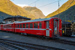 Am 04.11.2019 im RhB Bahnhof Tirano abgestellte (f�r die Berninabahn) verk�rzte RhB Einheitswagen I, elektrisch angeschlossen sind sie �ber eine Stromentnahme von der Oberleitung.