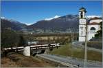 Die S-Bahn 30 Tilo f�hrt an der Kirche von Magadino vorbei nach Cadenazzo.