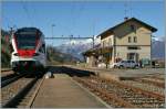 Maganino Vira, eine Station, wie man sie vor zwanzig, dreissig Jahren Land auf Land ab antraff: keine schienenfreie Zug�nge zum Zug, ein Fahrdienstleiter vor Ort, G�terschuppen und G�terrampe, und