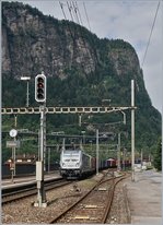 Die 187 007-0 und eine weiter BLS Lok mit einem Güterzug bei der Durchfahrt in Faido.