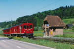 Regionalver Mittelland, RM.
Die knappe Finanzlage machte erfinderisch.
Aus ALT wurde NEU!
Regionalzug auf der Fahrt nach Wasen i.E. mit dem De 4/4 236 + Bt 311  Wasen-Marie  anl�sslich der Einfahrt Oberei im Mai 1994, kurze Zeit vor der Umstellung auf Busbetrieb.
Entstanden in eigener Werkst�tte ist dieser modern wirkende Pendelzug aus zwei ausrangierten BDe 2/4 Triebwagen sowie einem ehemaligen Mitteleinstiegwagen der SBB.  
Erhalten geblieben ist der Streckenabschnitt Sumiswald-Wasen f�r den Museumsbetrieb.
Die unter Heimatschutz stehenden eigenartigen Warteh�uschen stehen auch im Jahre 2018 noch in Gammenthal, Griesbach, Ei und Oberei.
Verschrottet wurden leider s�mtliche Pendelz�ge dieser Bauart aus eigener Produktion.
Foto: Walter Ruetsch