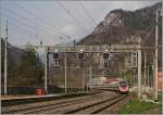 Unter der dominanten Signalbr�cke erreicht der EC 37, von Gen�ve nach Venezia unterwegs, den Bahnhof Varzo.