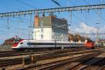 Der ICN (InterCity-Neigezug) SBB RABDe 500 012-0  Jean Rudolf von Salis  verl�sst am 29.05.2012 Lausanne in Richtung Neuch�tel (Neuenburg).