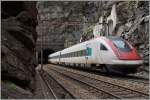 Bei der Blockstelle Piottino für ein Weg recht nahe ans Gleis, wo ich den ICN 672 von  Lugano nach Basel fotografieren konnte.