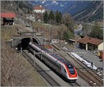 Ein ICN auf seiner Fahrt Richtung Norden erreicht den Bahnhof Wassen.