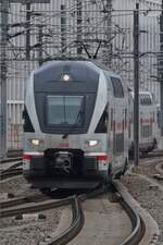 E-Triebzug der BR 4110 schl�ngelt sich �ber die Gleise dem Bahnhof von Linz entgegen. 06.05.2026