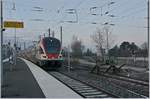 Der SBB RABe 511 026 und 036 erreichen auf dem einzigem mit 15 000 Volt 16 2/3 Hertz ausgerüsteten Gleis G den Bahnhof von Annemasse.