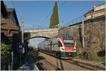 Der SBB RABe 511 114 fährt unter der schönen Steinbogenbrücke bei Rivaz durch.