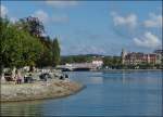 Am 13.09.2012 waren die B�nke am Seeufer in Konstanz gut besetzt, als ein Seehas �ber die Rheinbr�cke in Richtung Konstanzer Bahnhof fuhr.