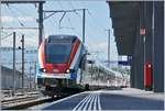 In Lancy Pont Ruge wartet der Léman Express 522 222 und eine geschlossene Komposition auf die Abfahrt nach Coppet.