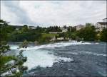 - Am Rheinfall - F�r Paddelboote ist hier Schluss, aber die Thurbo Doppeleinheit Stadler GTW RABe 526 f�hrt unbehindert von Schaffhausen nach B�lach.