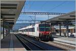 Ebenfalls eher ungewohnt in Ins zeigt sich ein SBB RBDe 560  Domino  mit der Reiseziel Romont FR; nun dieser SBB domino ist im Einsatz für die TPF und wird quer durchs Freiburgerland (via Murten