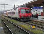 Schön in der Fremde alte Bekannte anzutreffen: in Lenzburg begegnete mir der ehemalige TRAVYS RBDe 560 385, der mit SBB Beschriftung weiterhin in der TRAVYS Farbgebung für eine angenehme