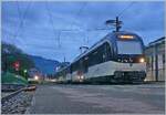 In der  Blauen -Morgenstunde steht überraschen ein MOB Alpina mit den Triebwagen Be 4/4 9204 und ABe 4/4 9304 (mit einem Panoramazwischenwagen) in Blonay.