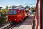 Der noch “aktive“ tpc BVB BDeh 2/4 „flèche“ (Pfeil) 25 (als historisches Fahrzeug) ein elektrischer Personentriebwagen mit Gepäckabteil für den gemischtem Adhäsions- und Zahnradbetrieb der Bex–Villars–Bretaye-Bahn, kommt uns am 10. September 2023 in Roches Grises entgegen.

Der tpc BVB BDeh 2/4 „flèche“ (Pfeil) 25, ein elektrischer Personentriebwagen mit Gepäckabteil für den gemischtem Adhäsions- und Zahnradbetrieb der Bex–Villars–Bretaye-Bahn, ist in Villars-sur-Ollon auf Gleis 5 abgestellt. 

Die BVB BDeh 2/4 „flèche“ (Pfeil) Nr. 21 bis 26 wurden in den 1940er Jahren (1939 bis 1945), noch als BFeh2/4,von der SLM (Schweizerische Lokomotiv- und Maschinenfabrik in Winterthur) gebaut, die elektrische Ausrüstung ist von der MFO (Maschinenfabrik Oerlikon). Die Pfeile (flèche) sind sogenannte Alleinfahrer, das heißt sie fuhren nicht mit Steuerwagen oder in Mehrfachtraktion. Es wurden lediglich Vorstellwagen vorgesellt. 

Diese elektrischen Personentriebwagen mit Gepäckabteil für den gemischtem Adhäsions- und Zahnradbetrieb, verfügen über 2 Drehgestelle mit je 2 Achsen, von denen jeweils einen Achse mittels einem Motor angetrieben ist. Die somit beiden Motoren sind in Reihe geschaltet. Jeder in Längsrichtung angeordnete Motor treibt über eine Kupplung die Adhäsionsachse an. Im Zahnradbetrieb wir das Triebzahnrad dann von der Achse angetrieben. Die Triebwagen müssen immer Zahnradbetrieb in der gleichen Richtung stehen (der Führerstand 1/ Drehgestell 1 muss immer in Richtung Berg zeigen), denn die Sperrklinkenbremse wirkt nur in einer Richtung. So müssen  die Triebwagen für Transit zwischen der Linie Bex - Villars und der Villars – Bretaye immer Gleis 5 nehmen, um in die richtige Richtung zu finden.