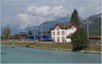 Der MIB GTW Be 2/6 13 verlässt nach einem kurzen Halt die Haltestelle Aareschlucht West und fährt nach Innertkirchen weiter.