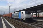 Crossrail 186 436 schleppt ein Containerzug nach Ingolstadt und M�nchen durch Donauw�rth am 18 Mai 2023.