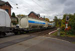 Sechsachsiger Gelenk-Taschenwagen (DTW / Doppeltaschenwagen in Gelenkbauart), 37 80 4992 743-7 D-MFDR der Gattung Sdggmrs M8, der MFD Rail GmbH (Rotkreuz/CH), am 09 Oktober 2025 im Zugverband bei der Zugdurchfahrt in Kirchen/Sieg beim Bü km 121,192.

Diese Wagen vom Typ T3000e wurde von Tatravagónka a.s. in Poprad (Slowakei) ab 2015 gebaut, die Entwicklung und Konstruktion ist von der Ferriere Cattaneo SA in Giubiasco (Schweiz). Mögliche Ladeeinheiten sind zwei kranmanipulierbare Sattelauflieger (mit Lenkachse), Mega-Trailern, Wechselbehältern und 20-, 30-, 40- und 45-Fuß-Containern.

TECHNISCHE DATEN:
Spurweite: 1.435 mm (Normalspur)
Länge über Puffer: 34.200 mm
Drehzapfenabstand: 2 x 14.200 mm
Achsabstand in den Drehgestellen: 1.800 mm
Laufraddurchmesser: 920 mm (neu) / 860 mm (abgenutzt)
Ladelänge: 2 × 16.100 mm
Eigengewicht: 36.300 kg
Max. Zuladung bei Lastgrenze S: 98,7 t (ab Streckenklasse D)
Max. Geschwindigkeit: 100 km/h (Lastgrenze S) / 120 km/h (leer)
Kleinster befahrbarer Kurvenradius: R 75 m (R 150 m im Zugverband)
Bremse: 2 x KE-GP-A (K)
Bremssohle: Jurid 816 M 250
Feststellbremse: Ja, am mittleren Drehgestell
Intern. Verwendungsfähigkeit: TEN – GE