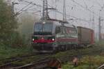 Am sehr nebligen 23 Oktober 2024 verl�sst SBBCI XLoad 193 542 mit ein KLV f�r Kijfhoek Emmerich.