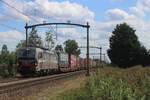 Am 21 Augustus 2025 passiert SBBCI 193 549 mit ein Containerzug der Fotograf bei der Bahnübergang in Hulten.