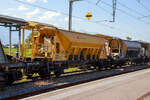 Vierachsiger Drehgestell Schotter-Kieswagen (Planum-Kiessandwagen), Xans 80 85 98 74007-0 CH-SBBI, der SBB Infrastruktur abgestellt am 10.09.2023 beim Bahnhof Bex(CH).