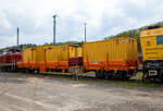 4-achsiger Drehgestellflachwagen mit klappbaren Seitenborden und Rungen, der Wascosa AG, 31 85 3936 163-0 CH-WASCO, der Gattung Res, abgestellt am 29.04.2022 in Betzdorf (Sieg).