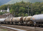 SBB: Einer der sehr selten gewordenen zweiachsigen G�terwagen  Mohrenk�pfe  in Reuchenette-P�ry am 22.