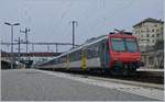 Der Re 18122 nach Frasne kurz vor der Abfahrt in Neuchâtel von hinten.