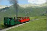 Die BRB HG 2/3 N� 5 dampft mit einen Vorstellwagen Bergw�rts.