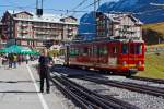   Bei Kaiserwetter beim Bahnhof Kleine Scheideeg am 02.10.2011, links unser Webmaster Baujahr 1963 und rechts steht der ein Jahr j�ngere Triebzug der Jungfraubahn, bestehend aus dem BDhe 2/4