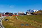   Exklusiv in 1200 Pixel:   Der erste Blick auf den Bahnhof Kleine Scheidegg, aus dem Zug der WAB vor der Einfahrt am 02.10.2011.