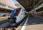 Der TGV Lyria 4418 (TGV 384035 / 384036) steht am 18.05.2018 mit offener Schnauze im Bahnhof Lausanne zur Abfahrt bereit.
