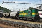 Am Ende einer PSZ Getreidezug schiebt 742 213 mit beim Passage durch Bratislava hl.st.