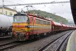 Laminatka 240 032 schiebt ein Ganzzug durch Regen und Bratislava hl.st.
