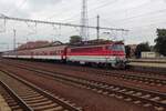 Am grauen Morgen von 26 Augustus 2021 steht ZSSK 240 054 in Leopoldov.