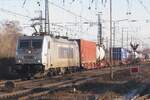 Metrans 386 038 zieht der Praha-KLV durch Emmerich am 14 Dezember 2022.
