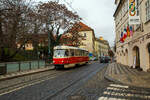 Stra�enbahn Prag, der Triebwagen DPP 7188 erreicht, als sog.