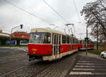 Mit der Linie 22 der Straßenbahn Prag (DPP) kommt man ohne körperliche Anstrengung zur Prager Burg (Pražský hrad) hinauf. Die Prager Straßenbahn muss bis zu 85 ‰ Steigungen bewältigen, das machen sie problemlos, ohne Murren und Knurren. So haben uns diese beiden ČKD Tatra T3R.P Triebwagen 8351 mit 8368 hinauf gebracht und fahren weiter nach Bílá Hora.

Die beiden Wagen wurden 2002/3 in der Prager Hauptwerkstatt UDDP umgebaut zum Typ T3R.P umgebaut / modernisiert. Der TW 8351 entstand aus dem ex T3 - TW 6579, dieser wurde 1966 ČKD Tatra in Prag unter Fabriknummer 156 258 gebaut. Der TW 8368 entstand aus dem ex T3 - TW 6576, dieser wurde 1966 ČKD Tatra in Prag unter Fabriknummer 156 255 gebaut.

