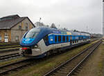 Der „RegioShark“  ČD 844 007-5 (CZ- ČD 95 54 5 844 007-5), ein Dieseltriebzug vom Typ PESA LINK II (Projektname DMU 120), steht am 22.11.2022 beim Bahnhof Doma�lice (Taus).