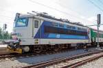 Die 242 250-9 (CZ - ČD 91 54 7 242 250-9), eine reine Wechselstrom E-Lok der tschechischen Česk� dr�hy (ČD), steht am 01.07.2015 mit einem Personenzug im Bahnhof Mari�nsk� L�zně